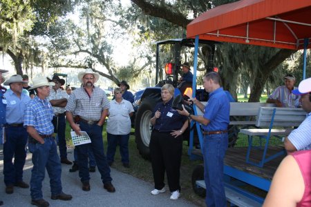 Attendees begin field tour at Weed Field Day 2008
