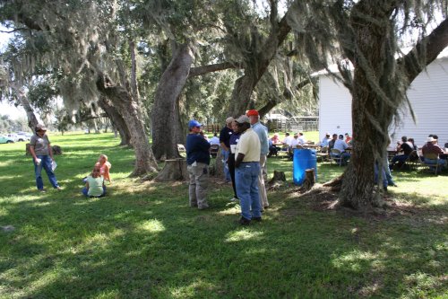 Attendees network with each other at Weed Field Day 2008